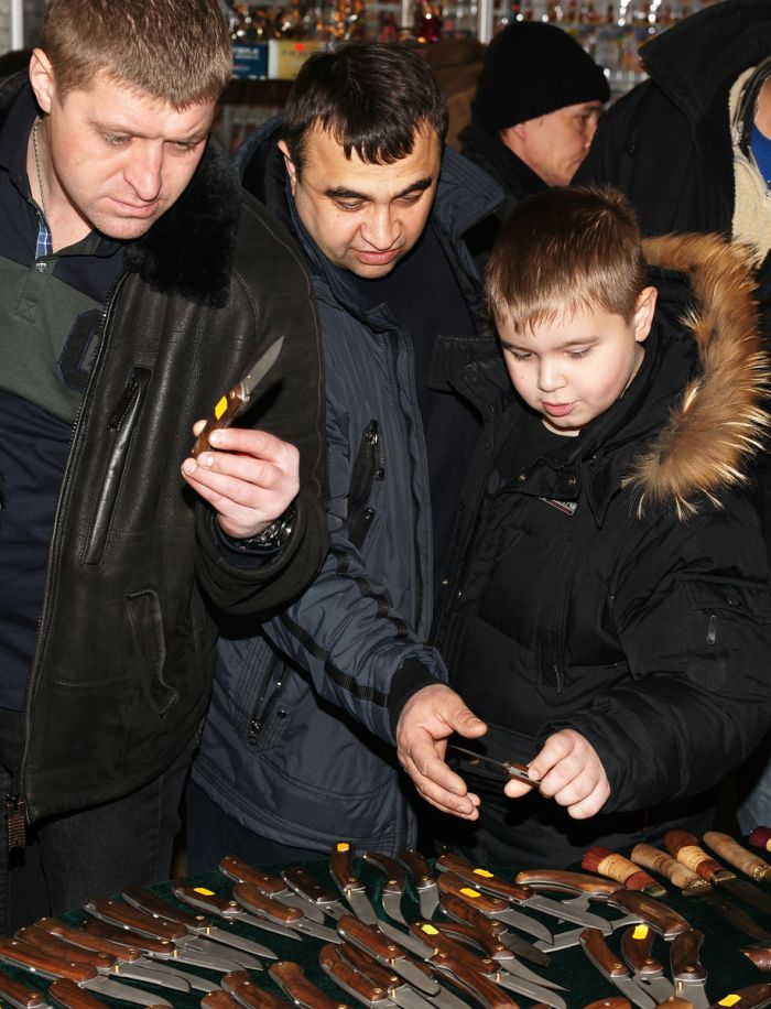 Покупатели на стенде Русские ножи